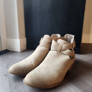 LIKE NEW TOP Moda Tan Strappy Ankle Booties